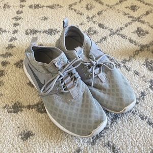 Nike tennis shoes(WOMENS)